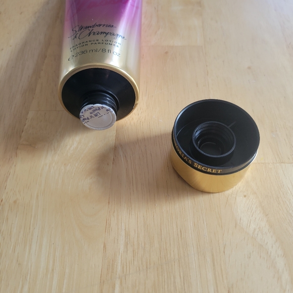 NEW Victoria Secret Classic Strawberries & Champagne 8oz lotion - Picture 6 of 6